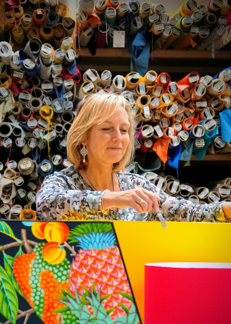 Eigenaar Yvonne die met de hand een lampenkap maakt in het atelier