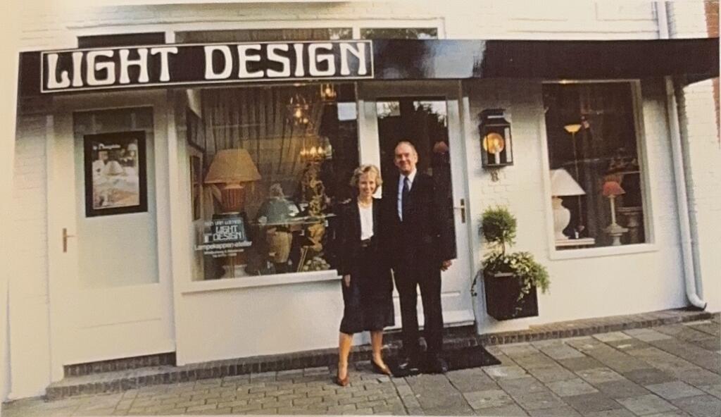 Historisch beeld van Yvonne en Ben voor de winkel aan de Windlustweg